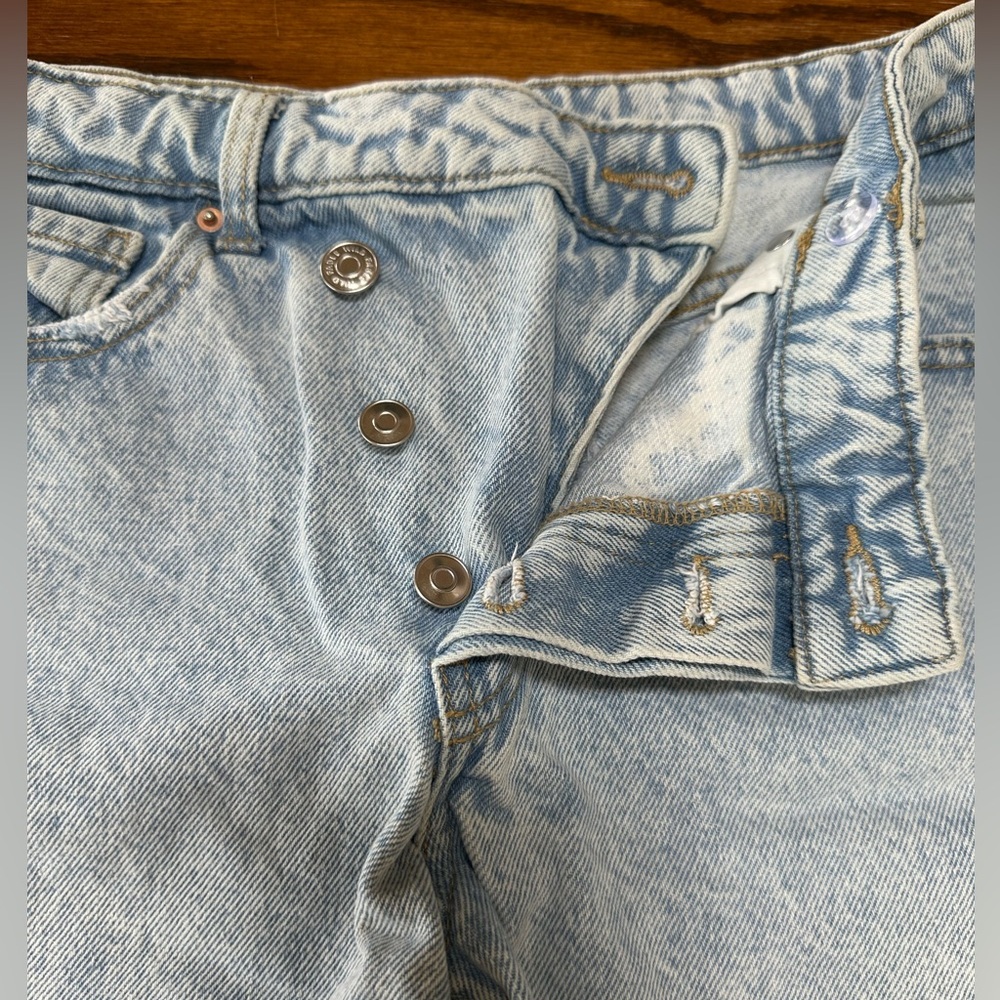 Light wash High Rise Bermuda Shorts Size 2 - Picture 3 of 6